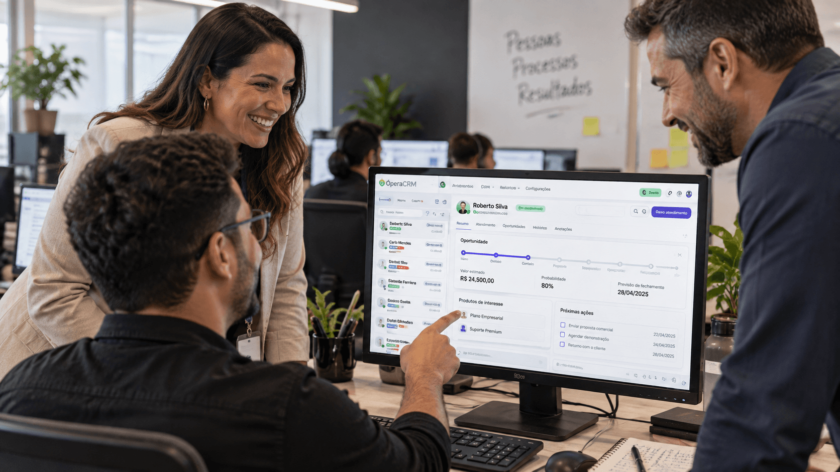 Três pessoas colaborando no atendimento pelo computador