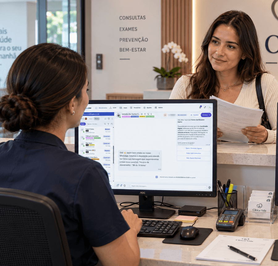 Equipe de recepção organizando o atendimento com ÓperaCRM